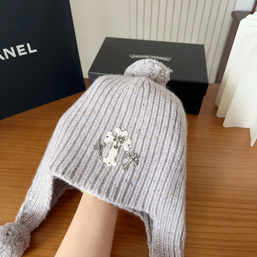 💰110 Crow Heart Autumn and Winter Wool Knitted Beanie This must be a favorite of minimalism. It is clean, neat, fashionable and versatile, and will definitely not be picky about your face shape! A fashionable classic that lasts forever! Fashionable black and white can be purchased together!